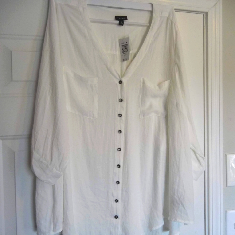 Torrid 4X Winter White 3/4 sleeve Crepe Button Up Blouse